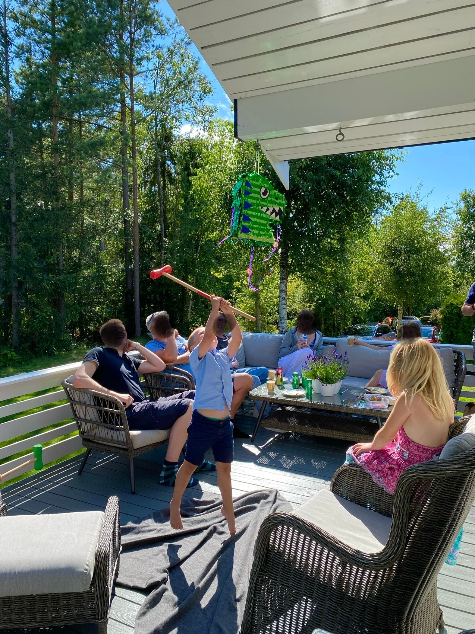 På den romslige terrassen er det plass til hele storfamilien Galleribilde