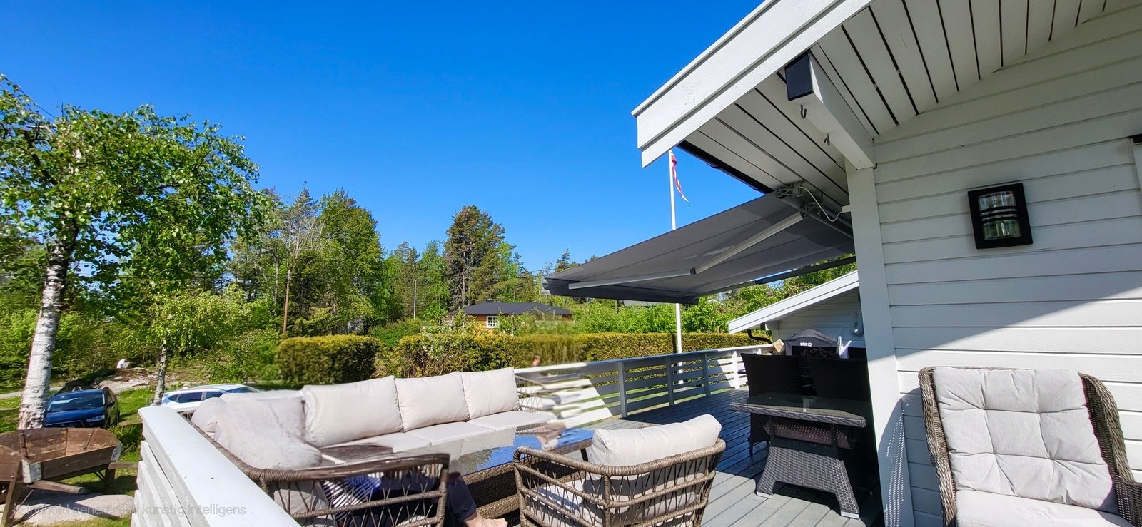 Det er rikelig med både sitte- og spisegrupper på terrassen . Markisen skjermer for både sol, regn og kjølige kvelder. Galleribilde