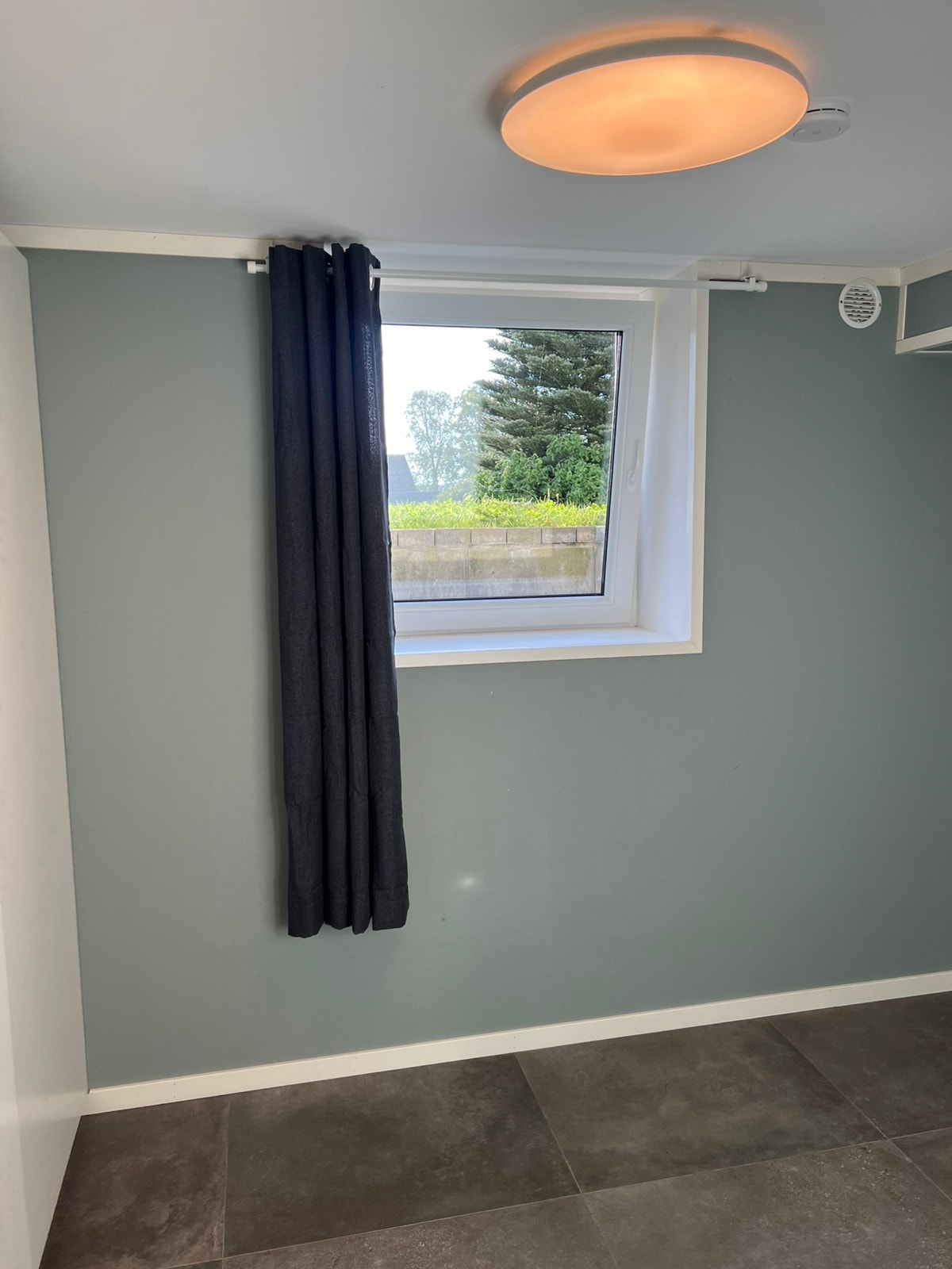 Soverom med stort vindu Galleribilde