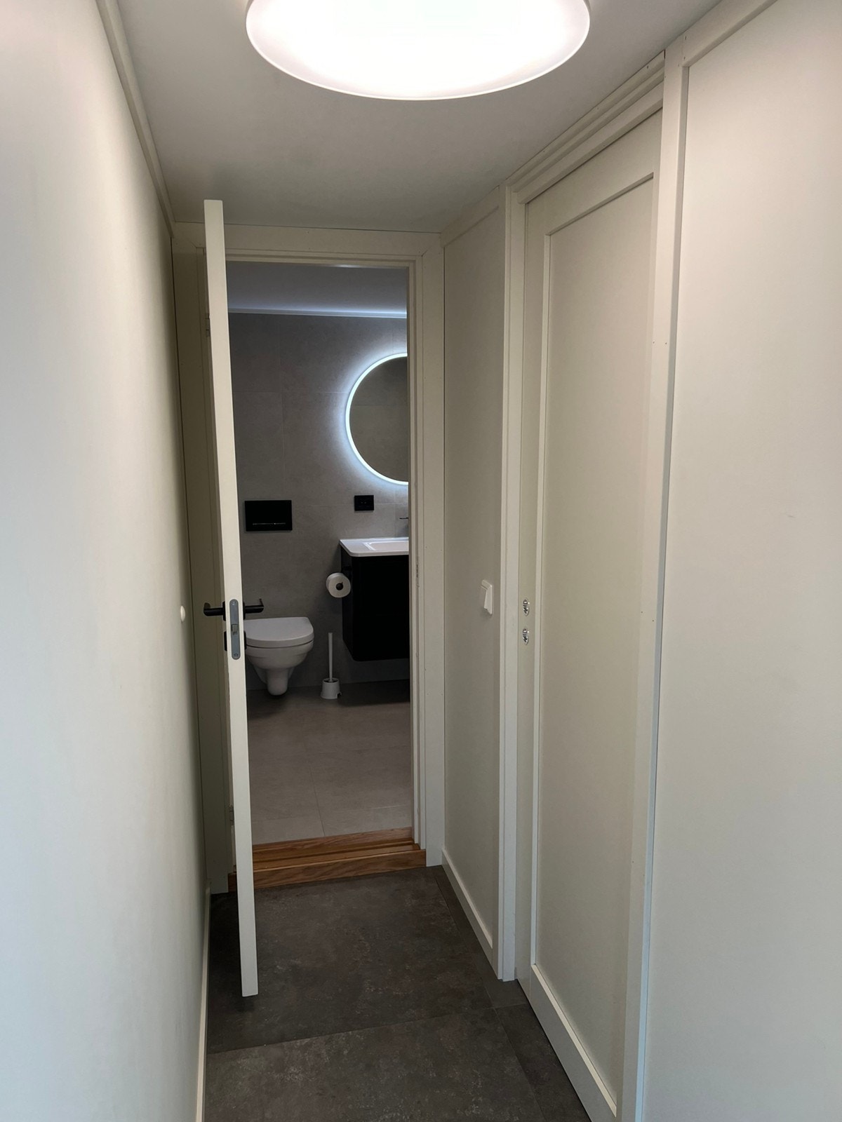 Soverom med skyvedør til høyre Galleribilde