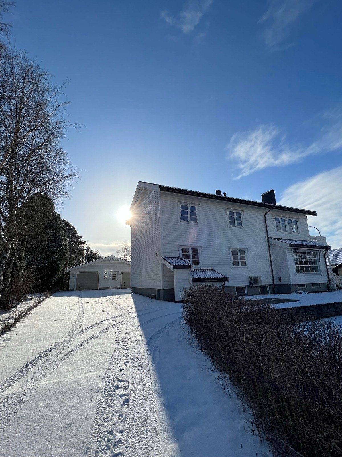 Inngang ned til høyre med takoverbygg og belysning Galleribilde