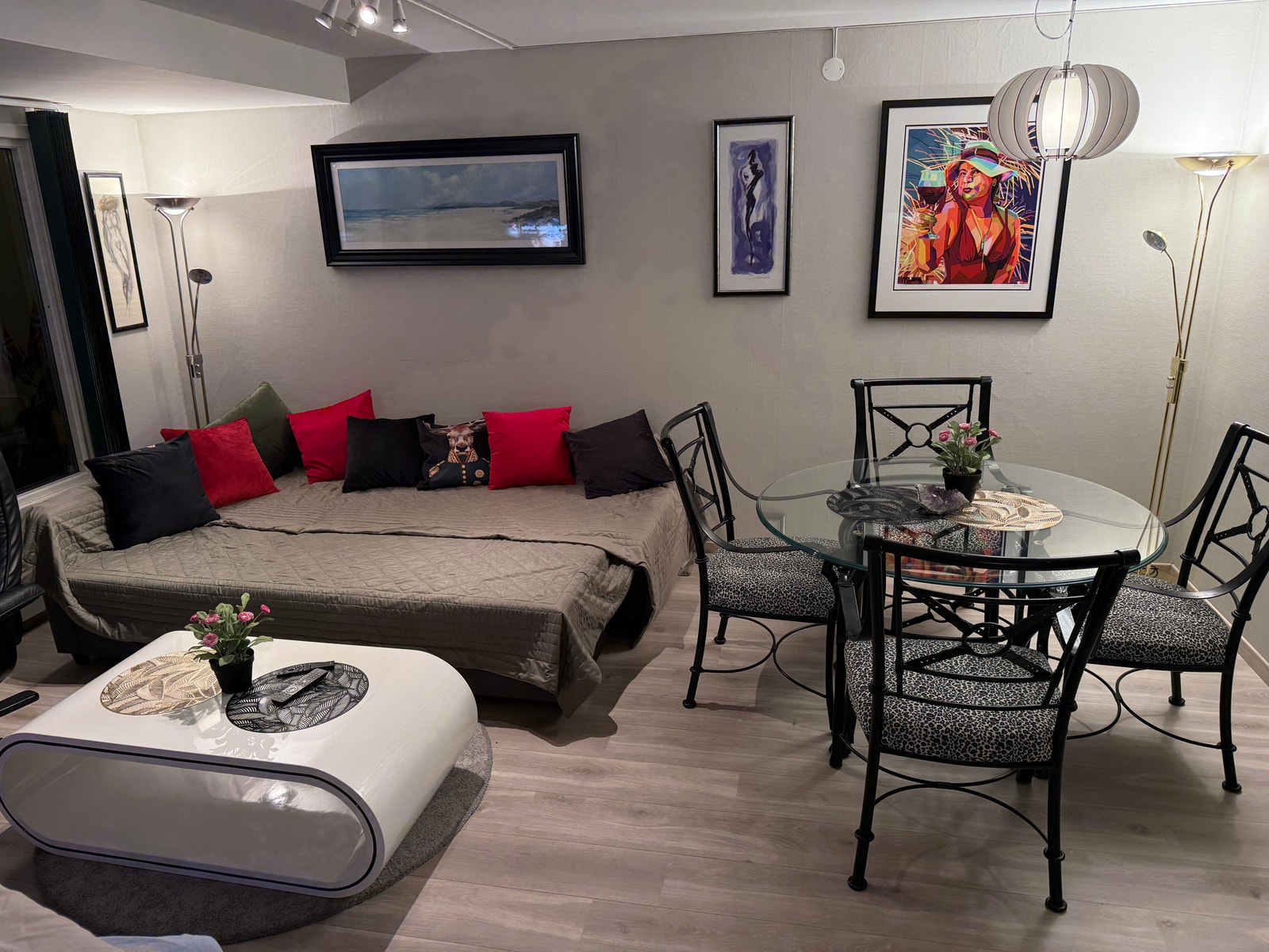 Sover sofaen på stuen Galleribilde