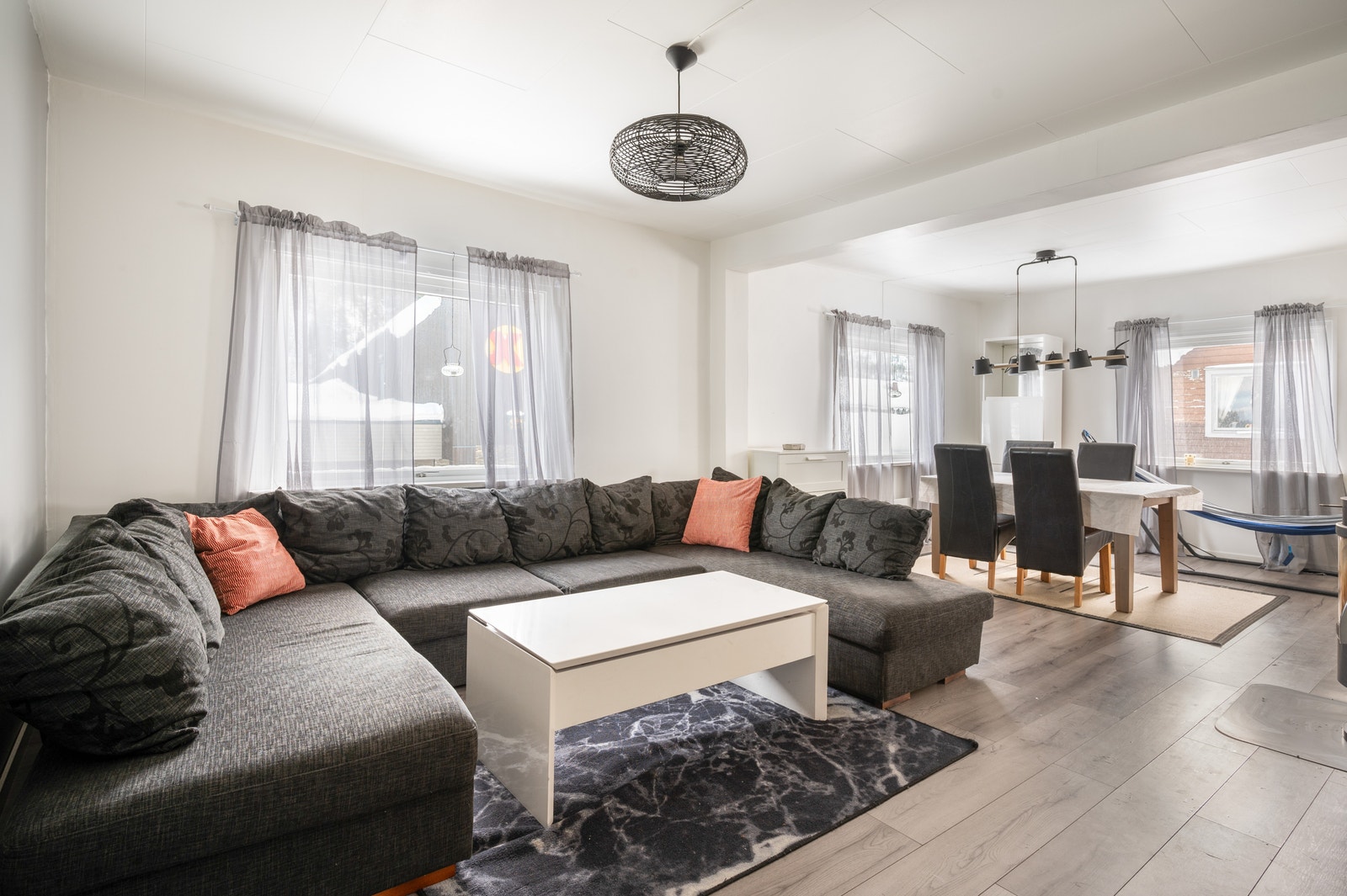 Sofa og stuebord er inkludert Galleribilde