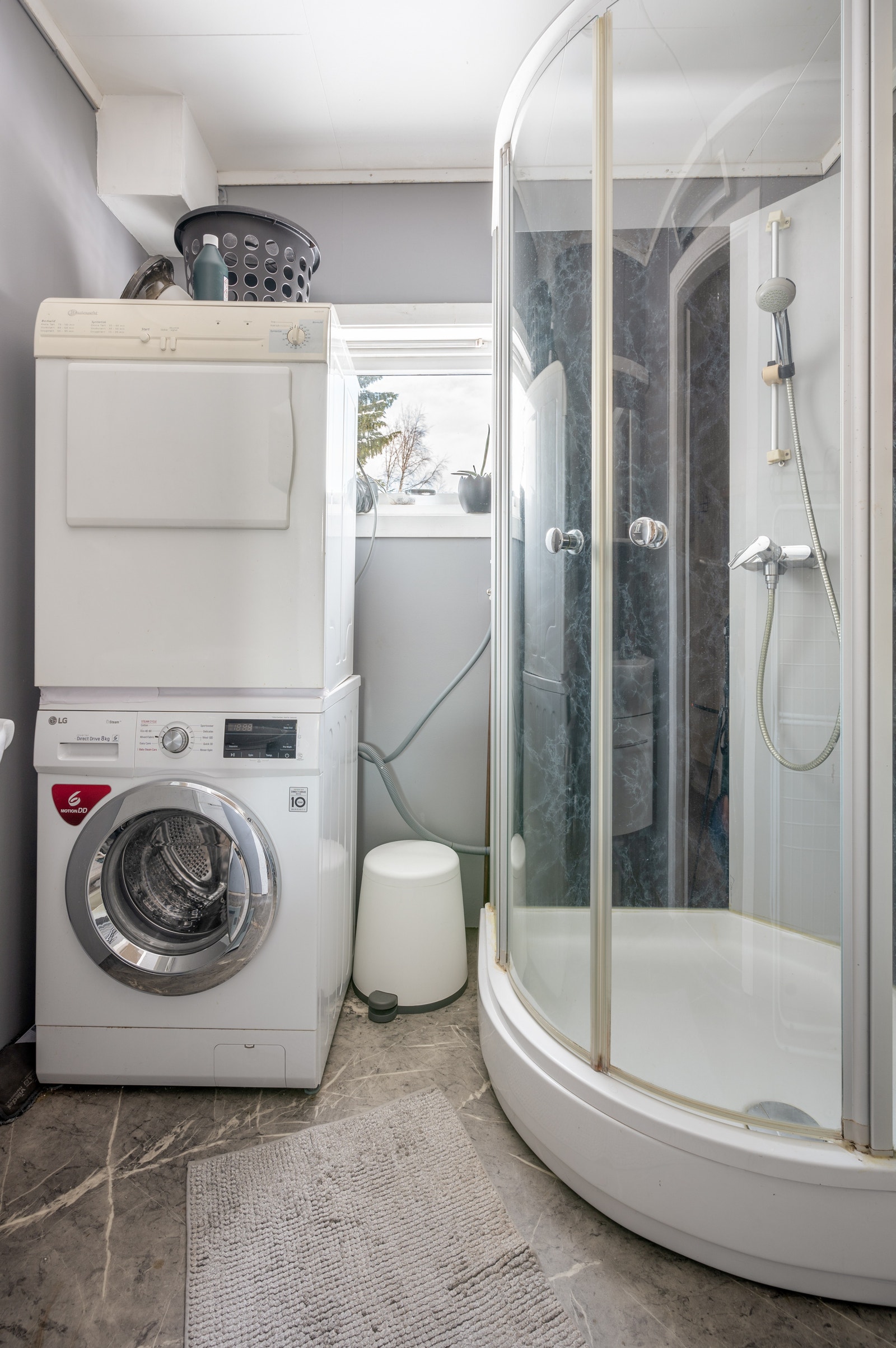 Bad med dusjkabinett og vaskemaskin inkludert Galleribilde