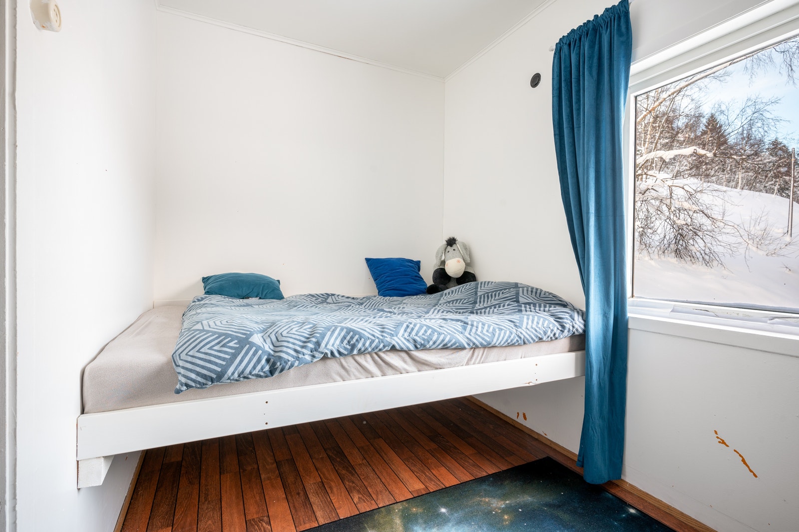 Soverom 2, godt med lagringsplass under seng Galleribilde