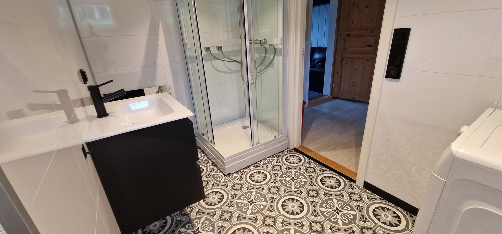 Nytt bad med vaskemaskin Galleribilde