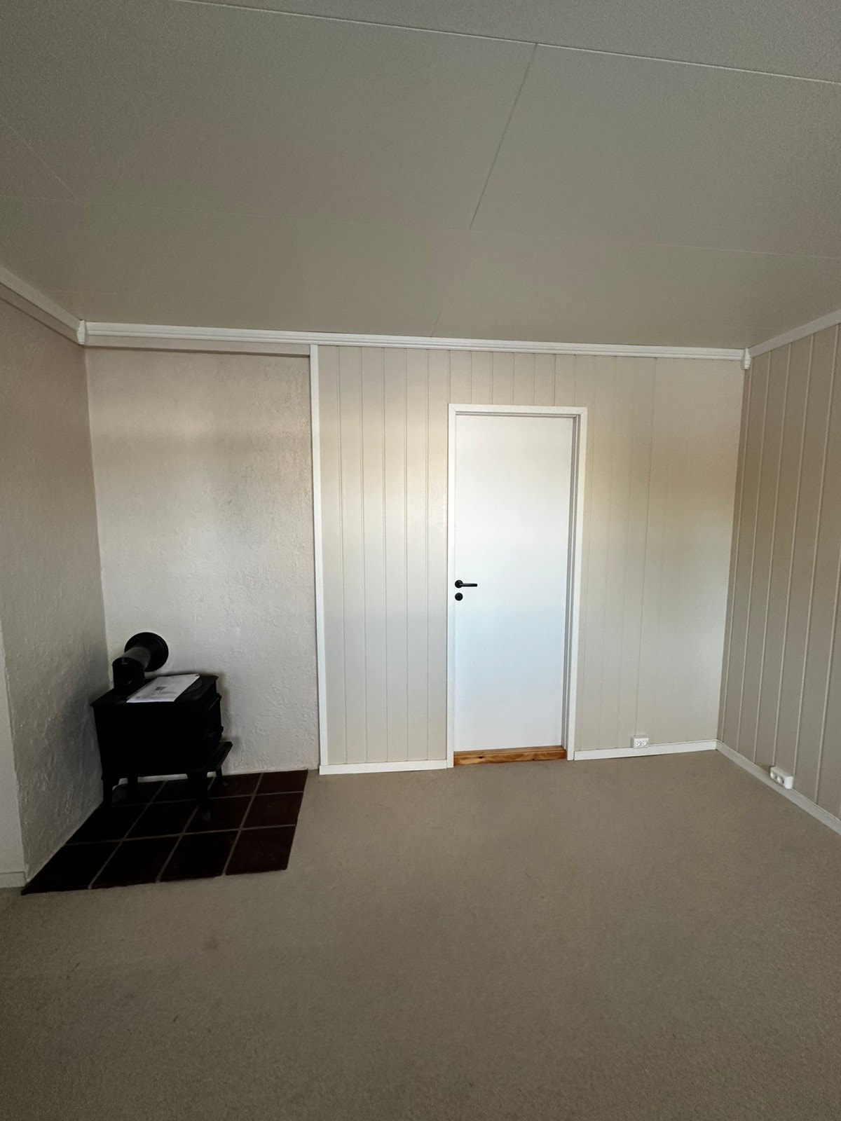 Dør inn til walk-in closet fra soverom. Nytt bilde kommer Galleribilde