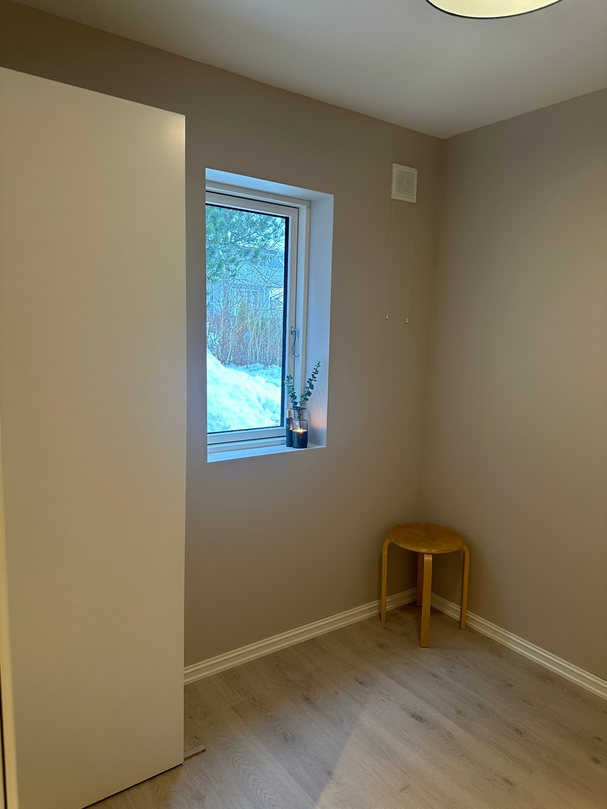 Soverom med skap og plass til dobbelseng Galleribilde