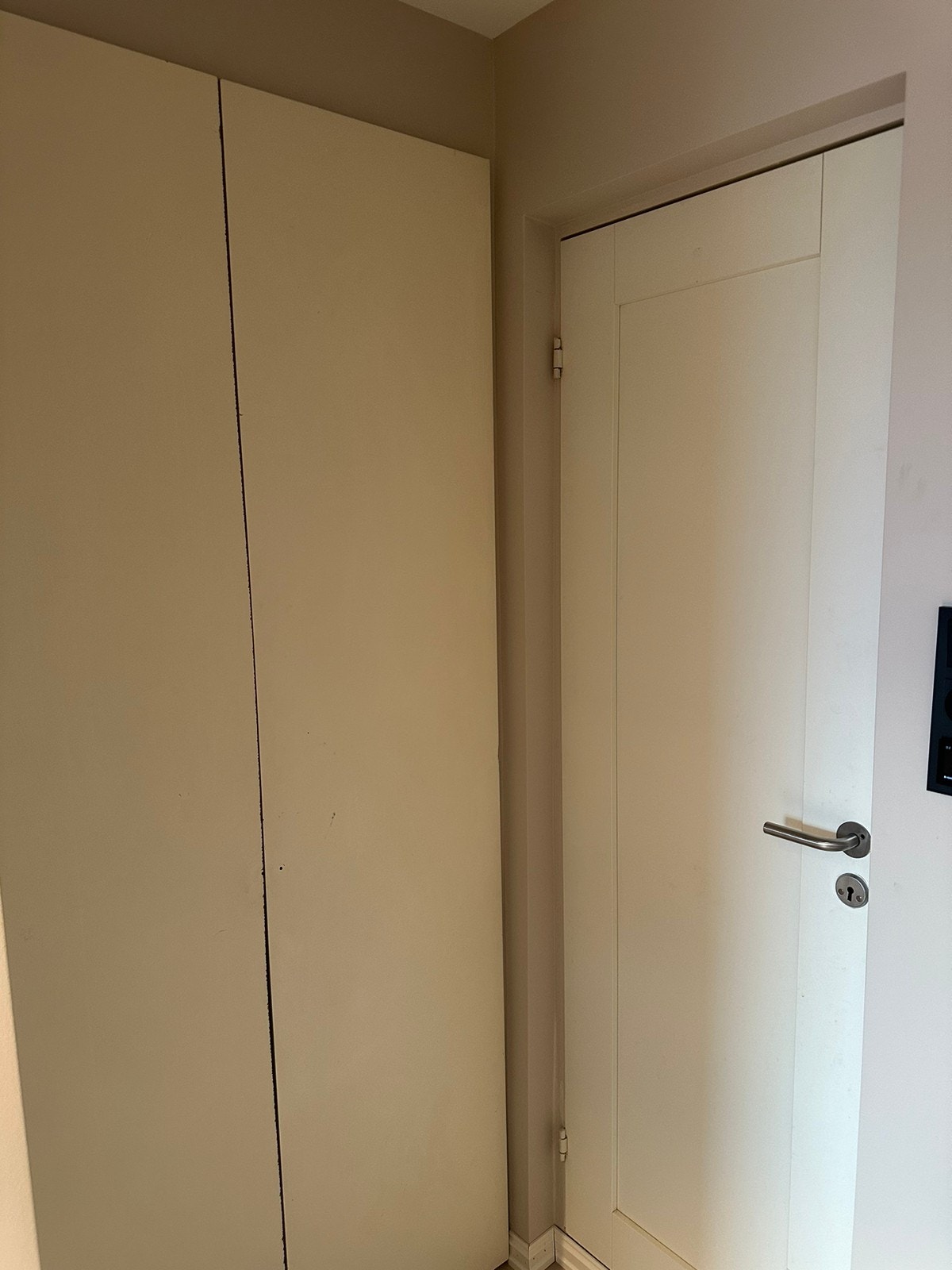 Gang med garderobe og dør inntil badet Galleribilde