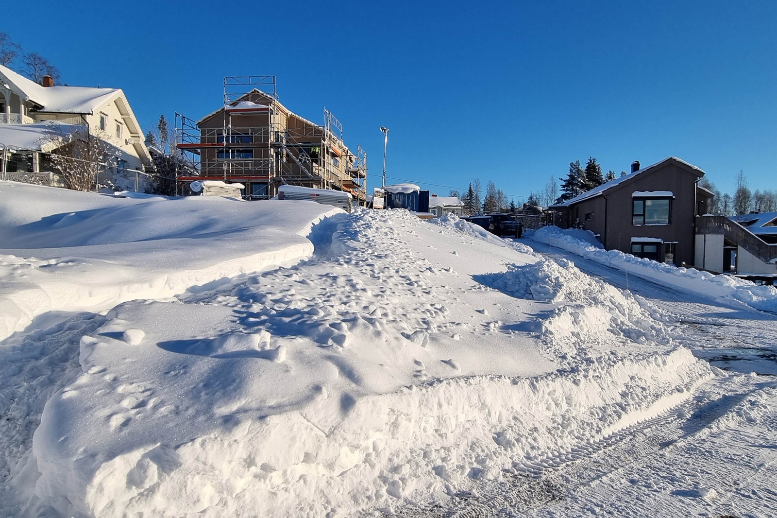 Eneboligene ligger på en høyde og får flott utsikt og gode solforhold Galleribilde