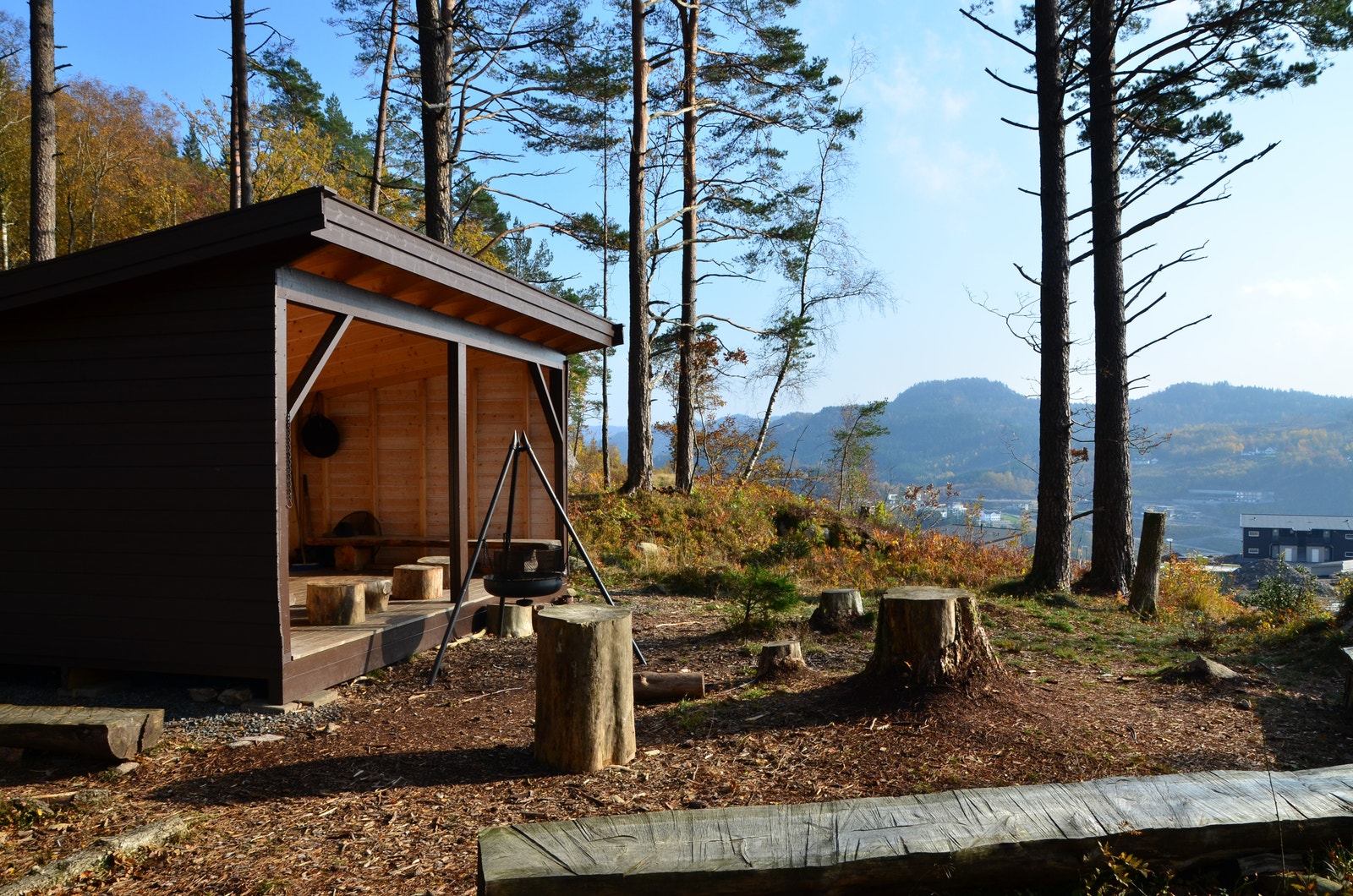 Gapahuk og klatreskog tilrettelagt av velforeningen. Populært uteområde rett ved boliger Galleribilde