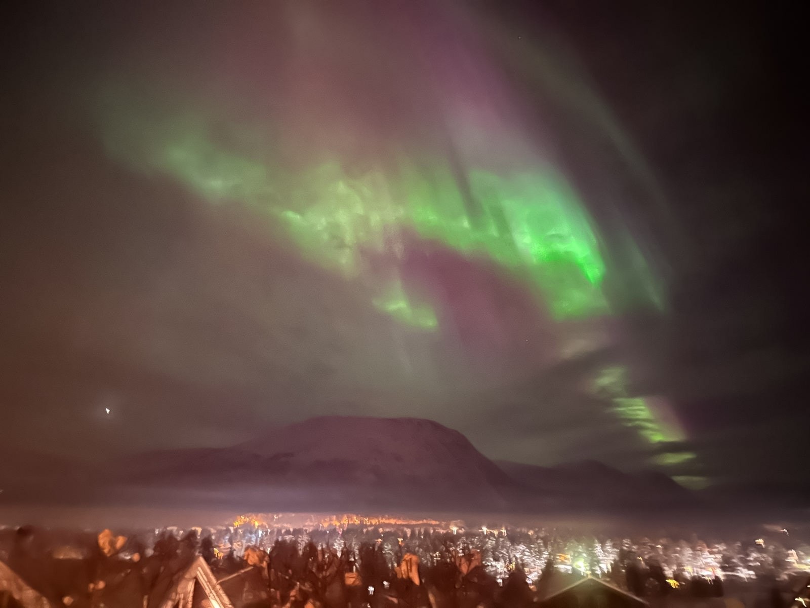 Nordlys oppleves ofte om vinteren (her i desember) Galleribilde