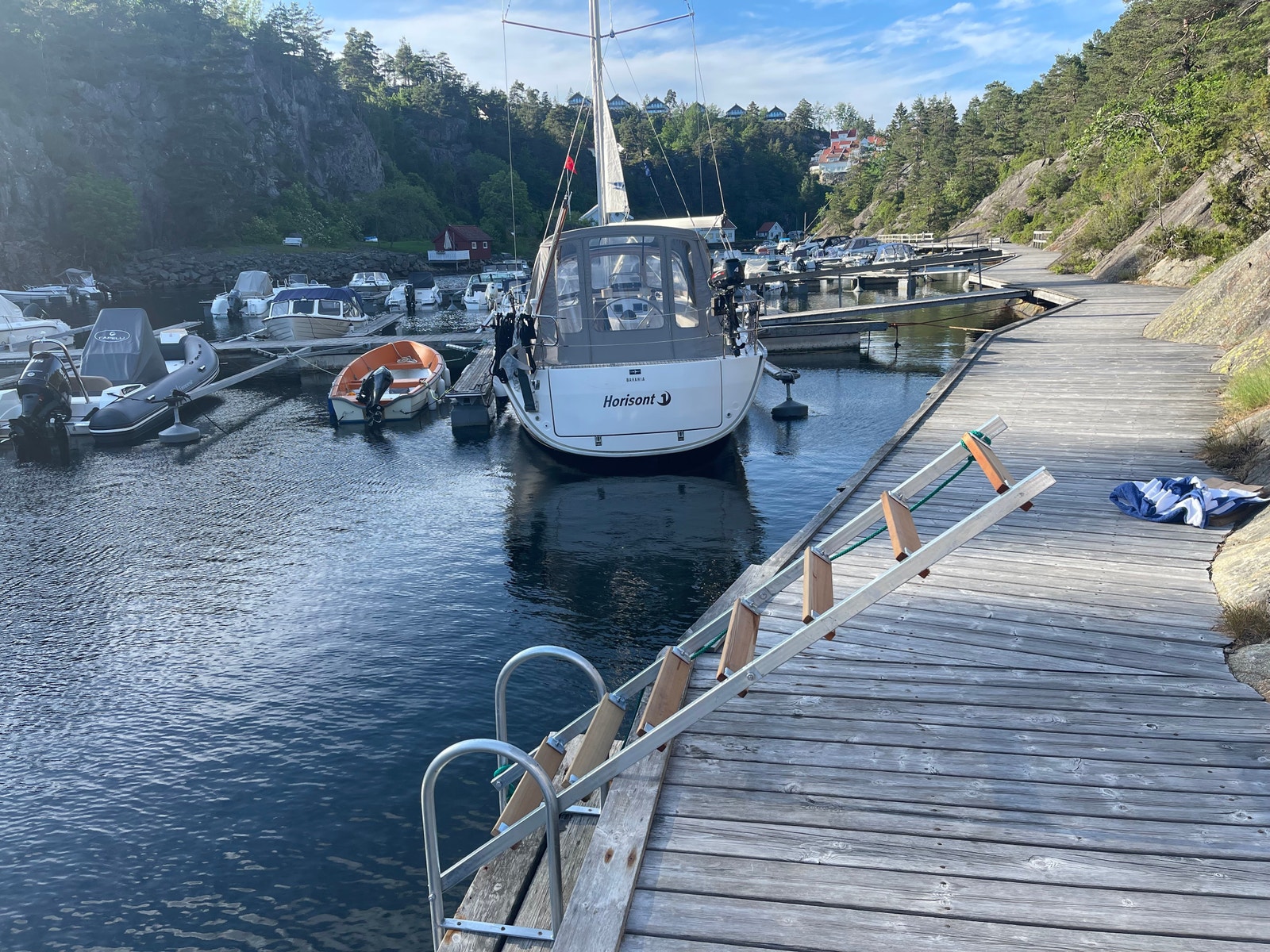 Brygge med trapp for bading Galleribilde