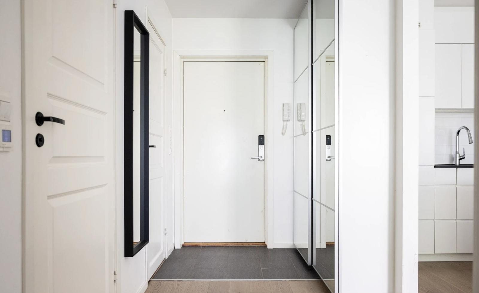 Romslig gang med god plass til oppbevaring Galleribilde