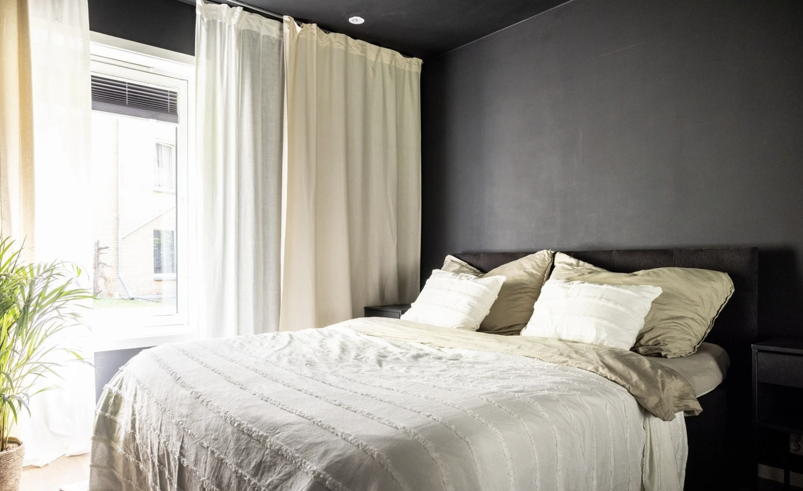 Soverom som vender ut mot rolig lukket bakgård Galleribilde