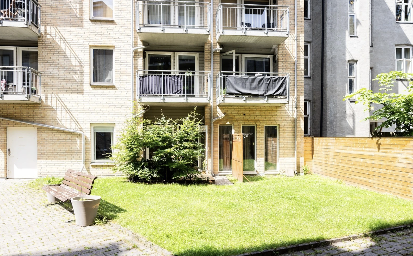 Rolig og lukket bakgård Galleribilde