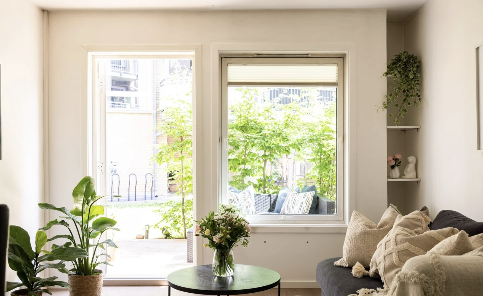 Utgang til egen terrasse fra stuen Galleribilde