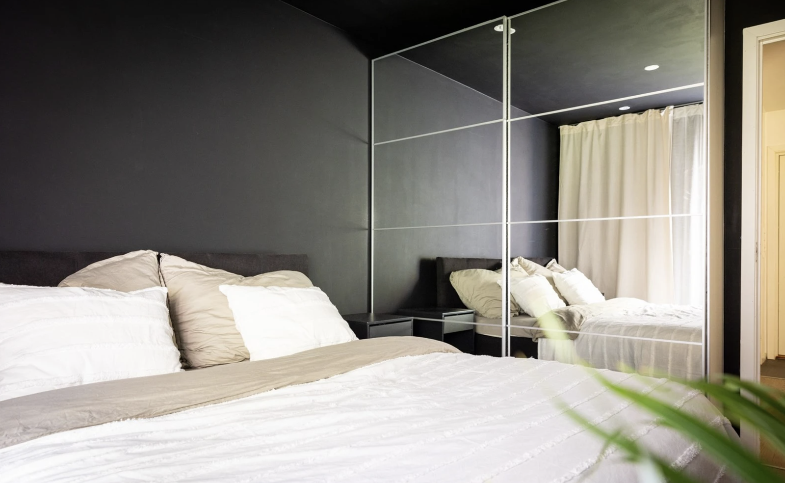 Flott garderobeskap på soverommet Galleribilde