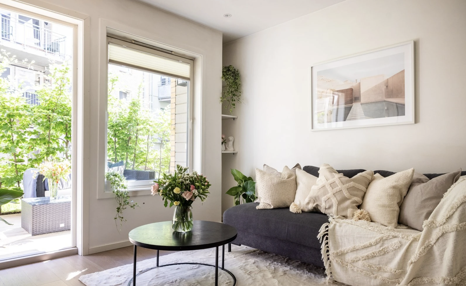 Lys stue med parkett Galleribilde