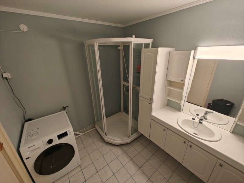 Bad med vask og tørke maskin Galleribilde