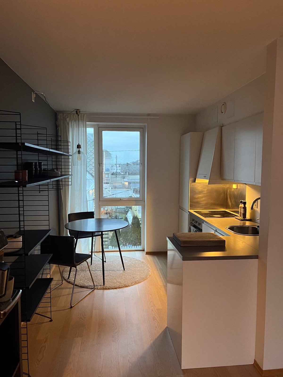 Det er dette runde bordet som står i leiligheten nå. Galleribilde