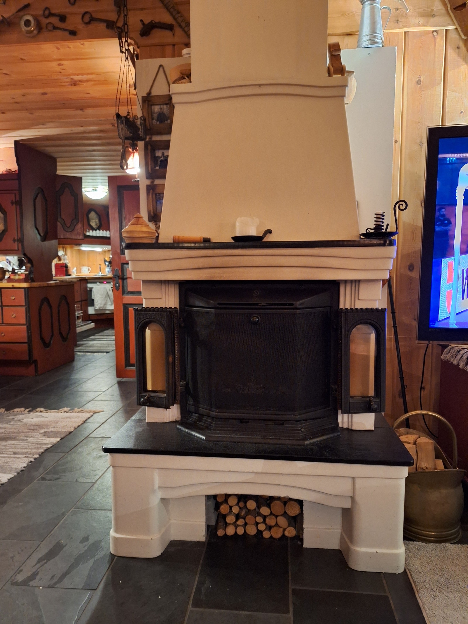 Deilig med pelsvarme på morgenen, selv om gulvvarme står innstilt på 22 grader. Galleribilde