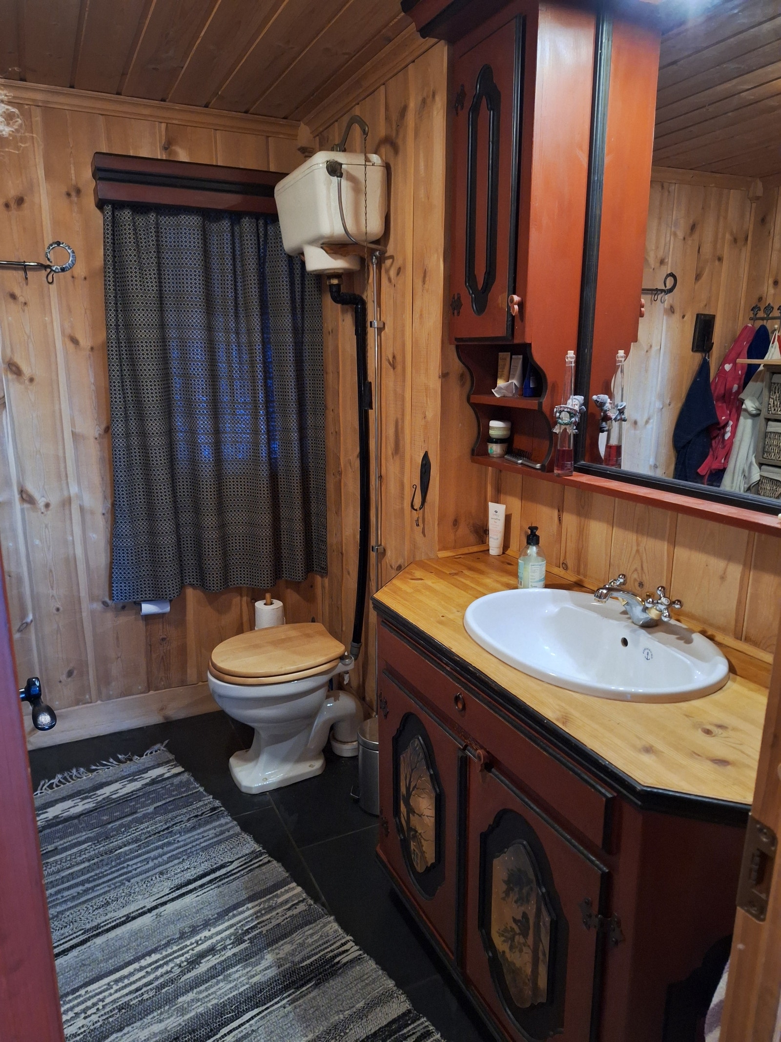 Bad med dusj og det eldste toalettet på Nesbyen. Galleribilde