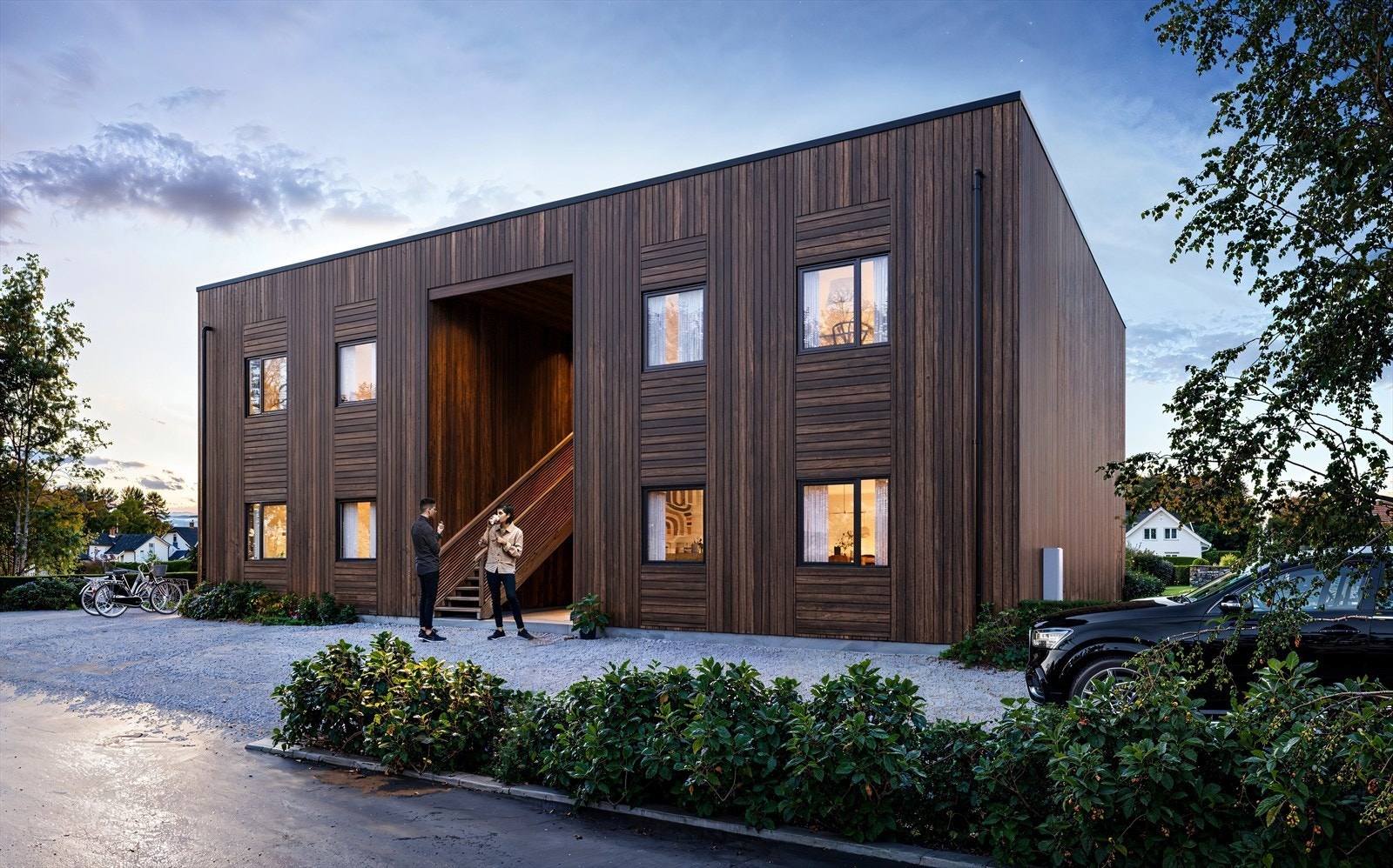 Illustrasjon av bygget ved inngangspartiet. Illustrasjon av bygget slik det er tegnet. Tomt/omgivelser er her vist helt generelt og ikke fra Tingsakeråsen. Kjøreadkomst og parkering er på motsatt side av bygget. Ref. utomhusplan Galleribilde