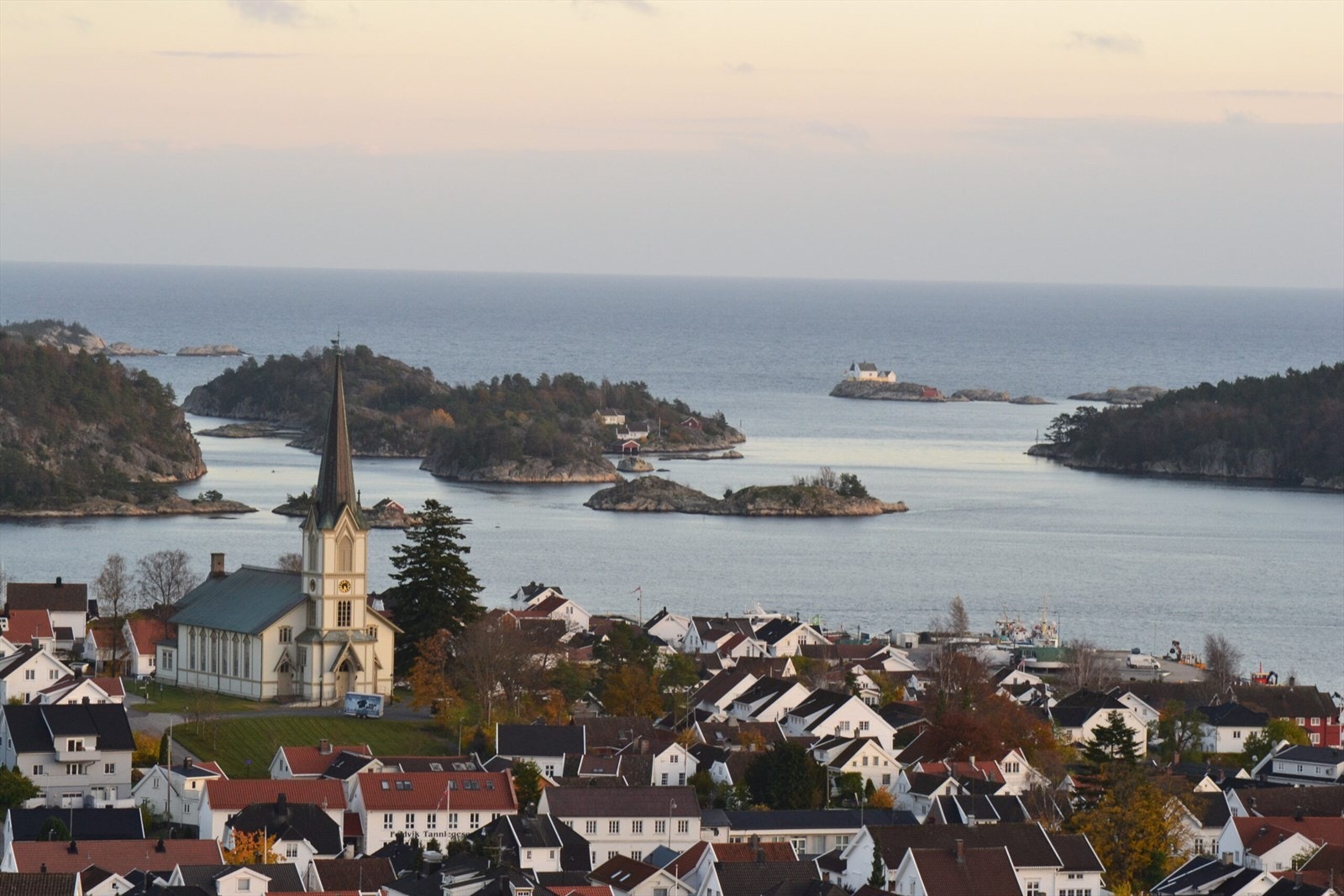 Lillesand sentrum ligger en kort sykkeltur unna Tingsakeråsen Galleribilde