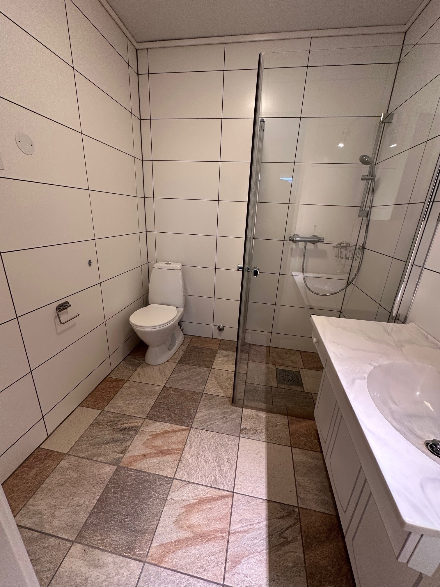 FLislagt bad med opplegg til vaskemaskin Galleribilde