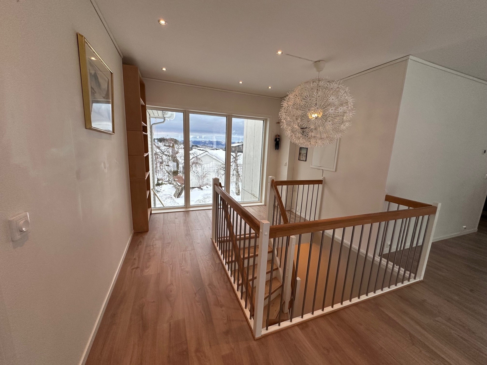 Lys og trivelig stue med store vinduer på to sider Galleribilde