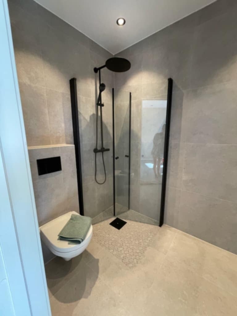 Bad dusj, wc og vaskemaskin. Galleribilde