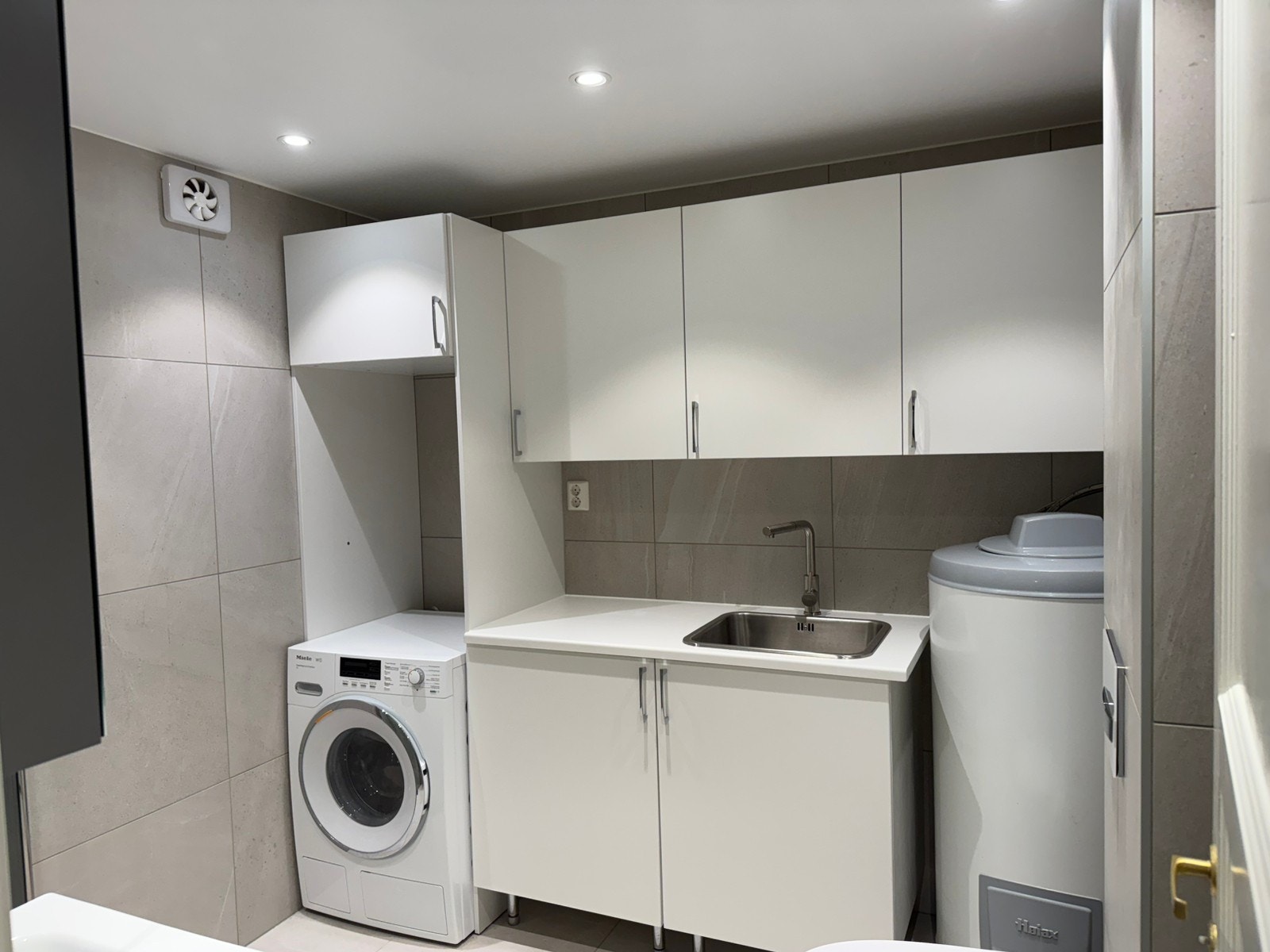 Moderne bad med vaskemaskin og varme i gulvet Galleribilde