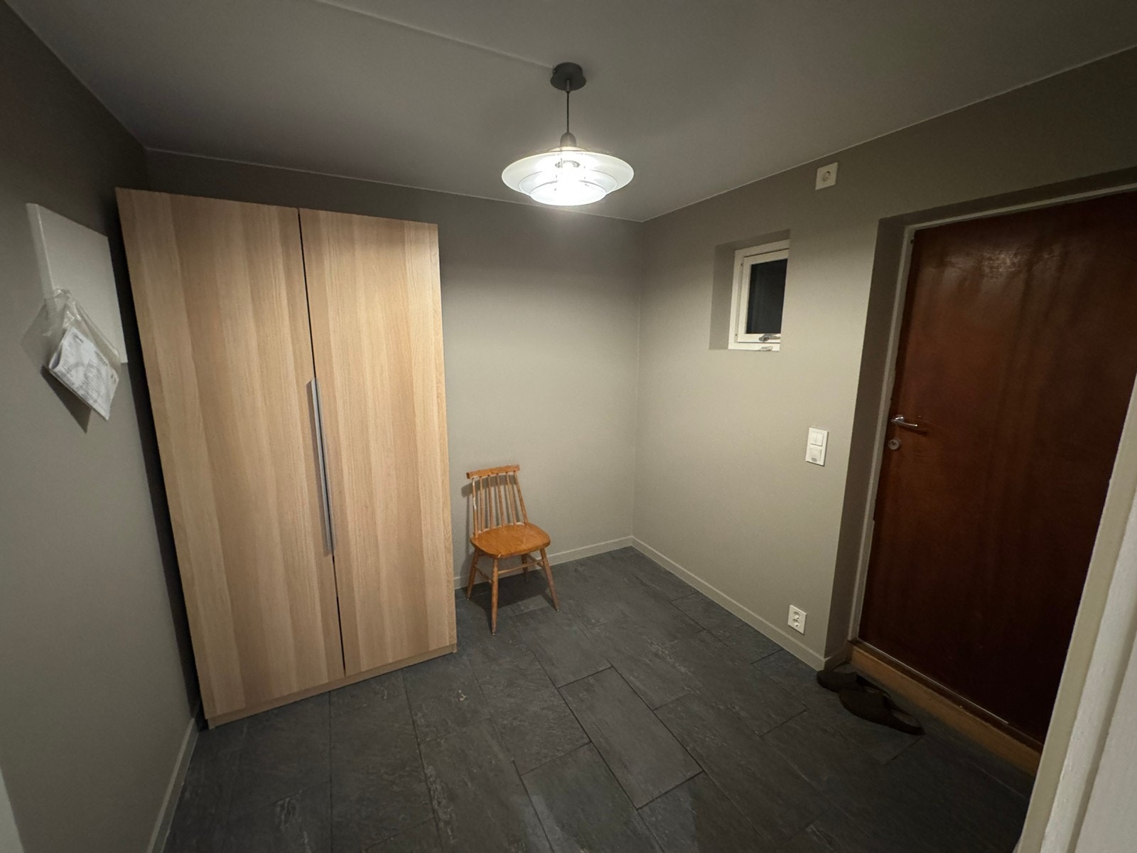 Entré med god plass og skap Galleribilde