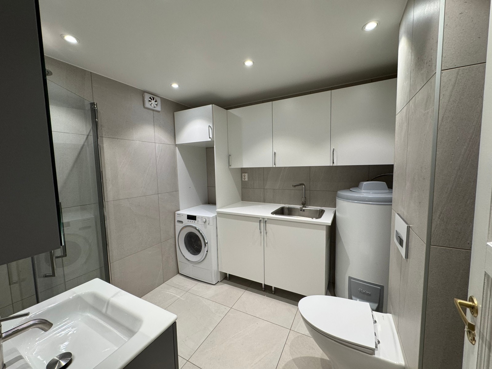 Moderne og praktisk bad Galleribilde