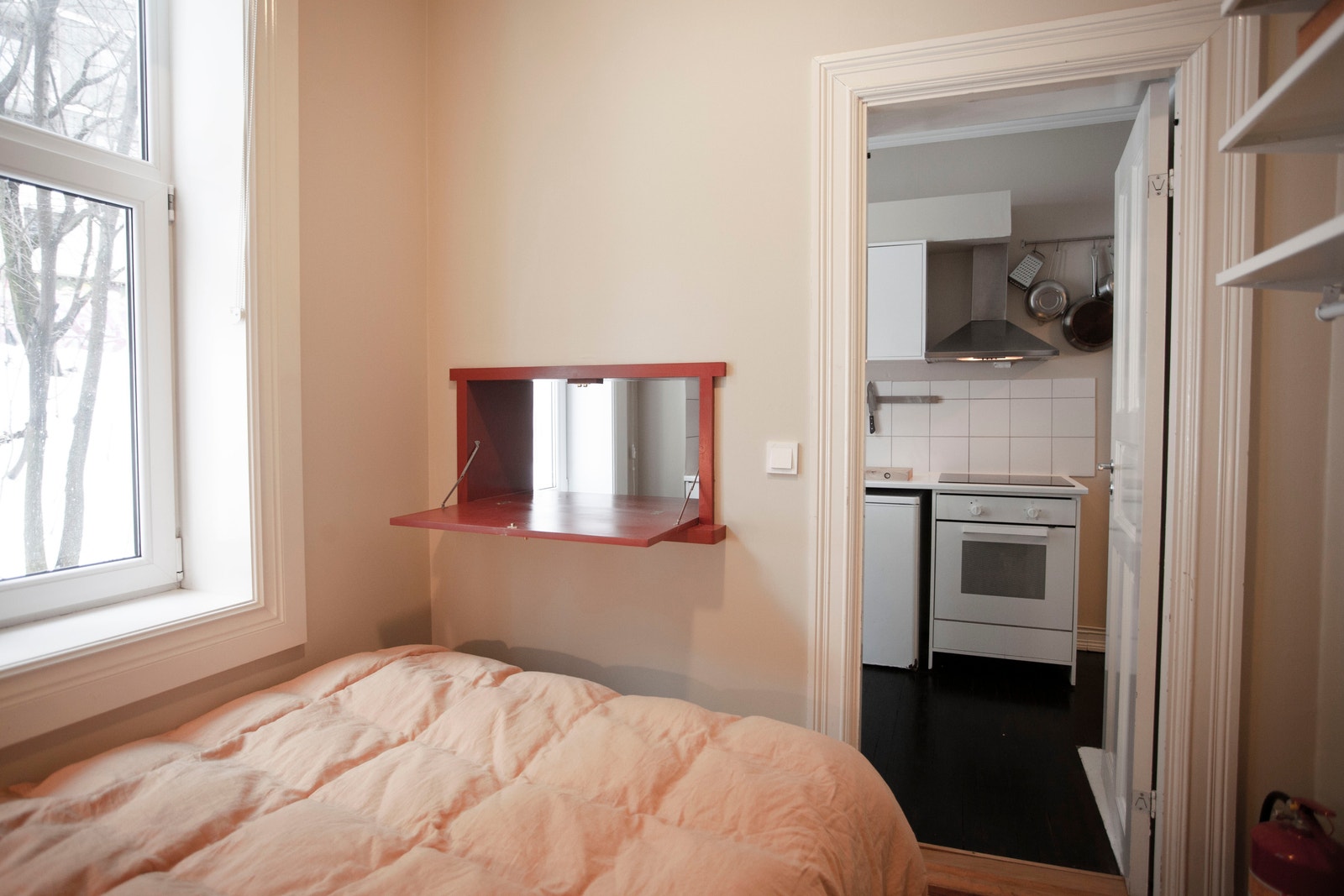 Serveringsluke for en hyggelig morgenkaffe på sengen. Galleribilde