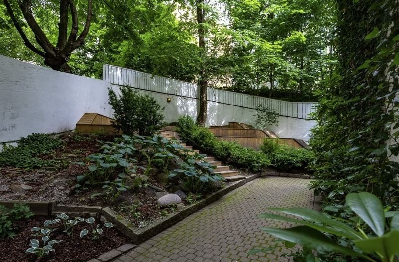 Omringet av grønt. Opparbeidet bakgård Galleribilde