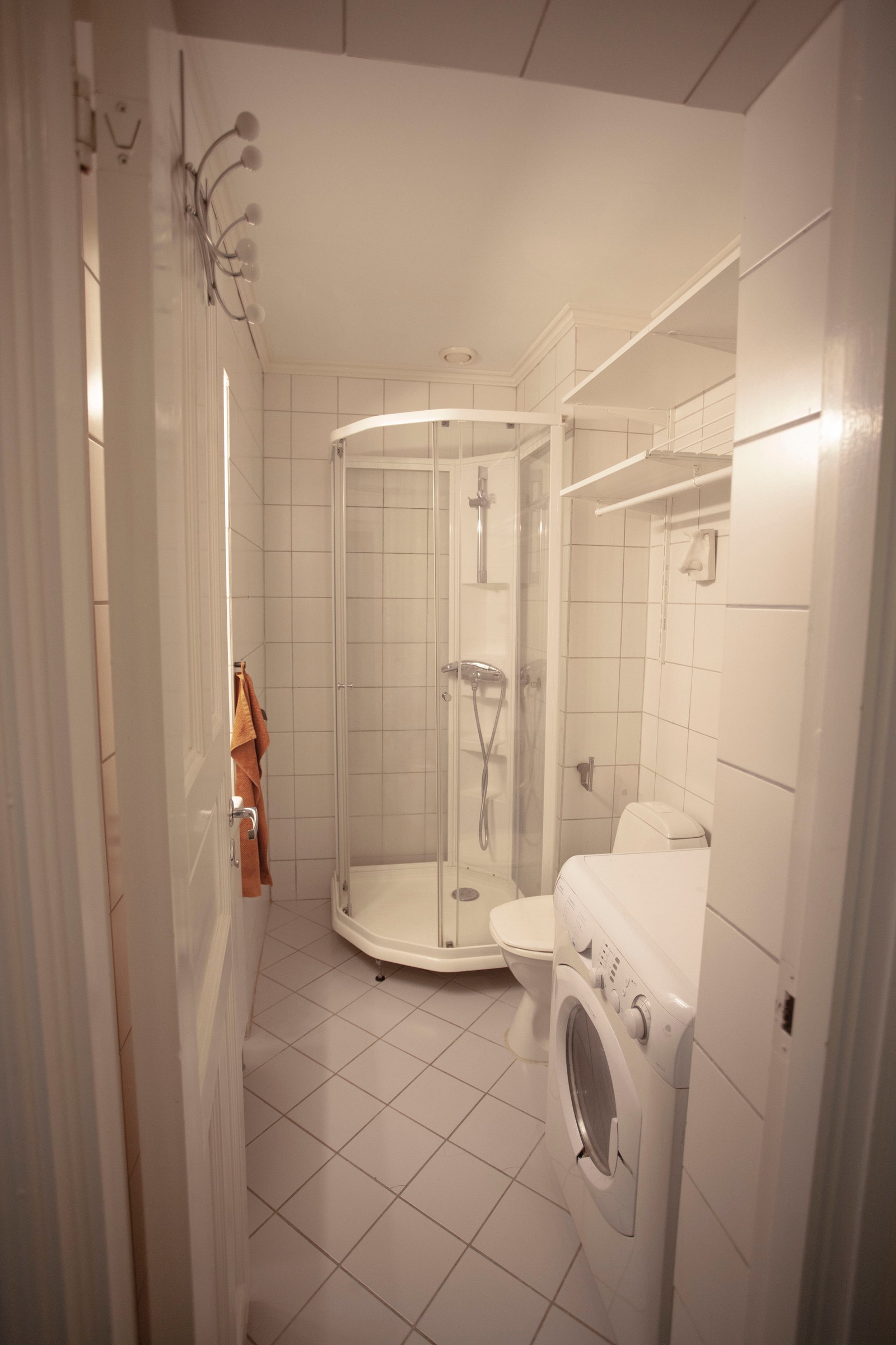 Bad med gulvvarme og dusjkabinett Galleribilde