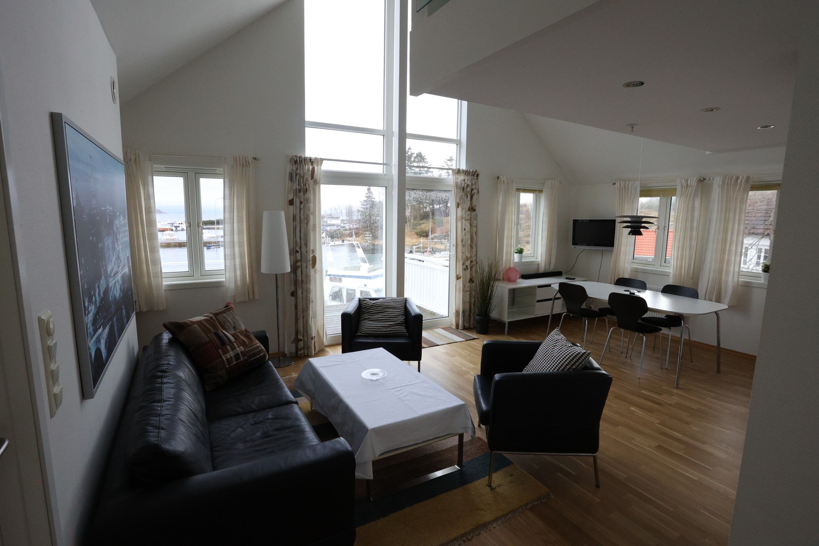 Spiseplass og stue i romslige omgivelser Galleribilde