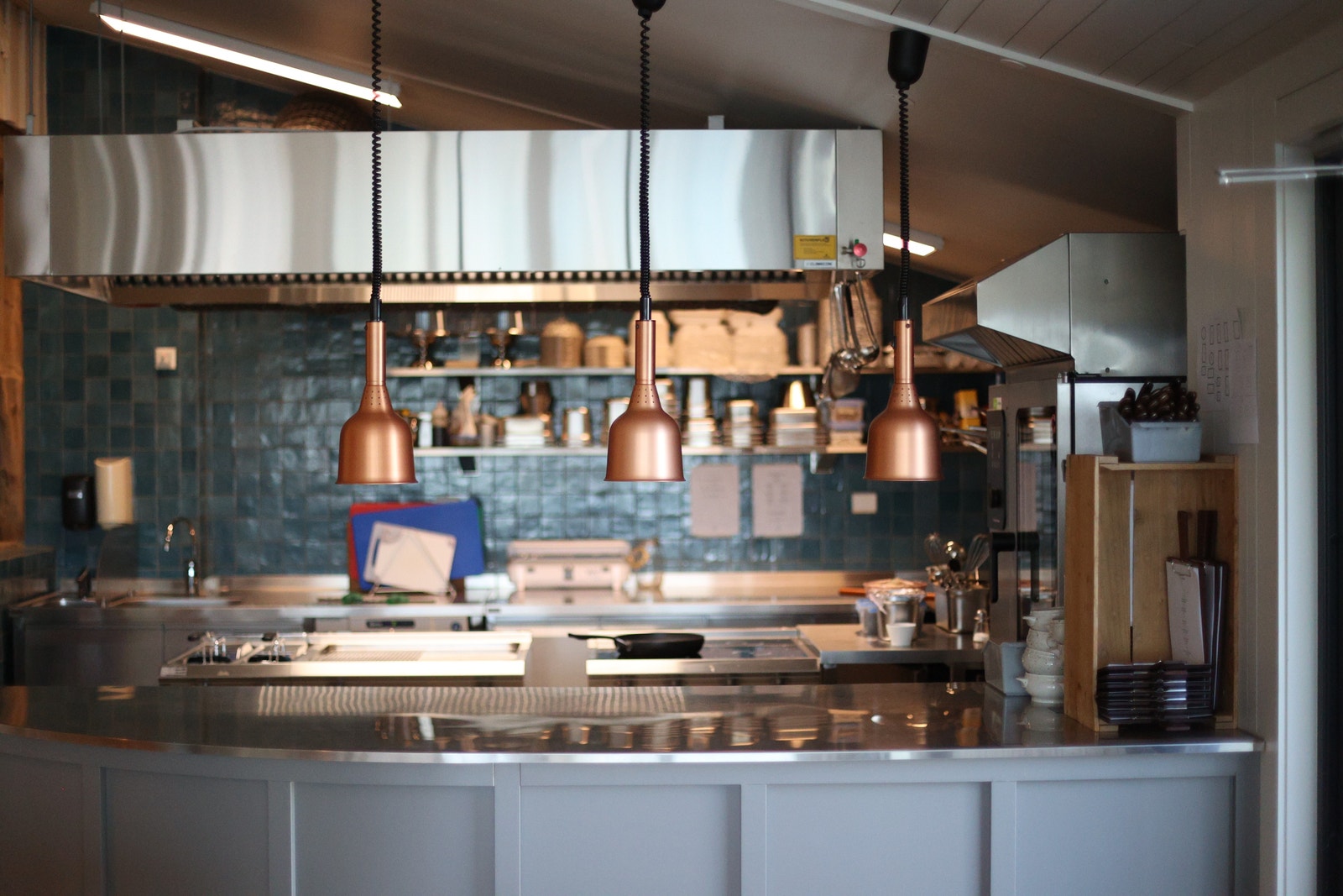 Nymoderne kjøkken med åpent innsyn fra restauranten. Vi har mat for små og store. MÅ PRØVES! Galleribilde