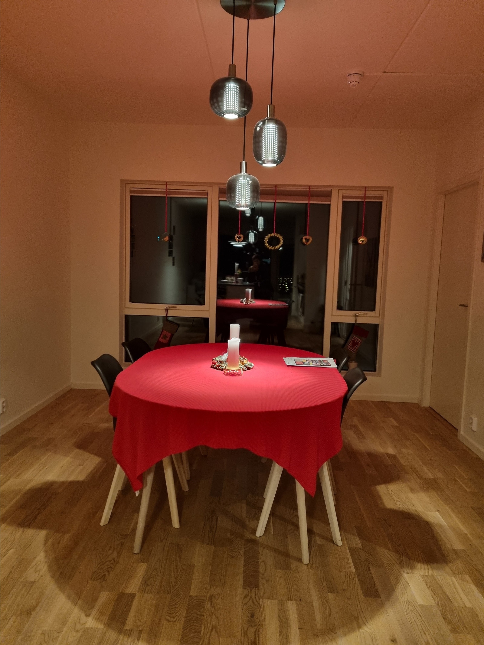 Spisestue med plass til seks personer Galleribilde