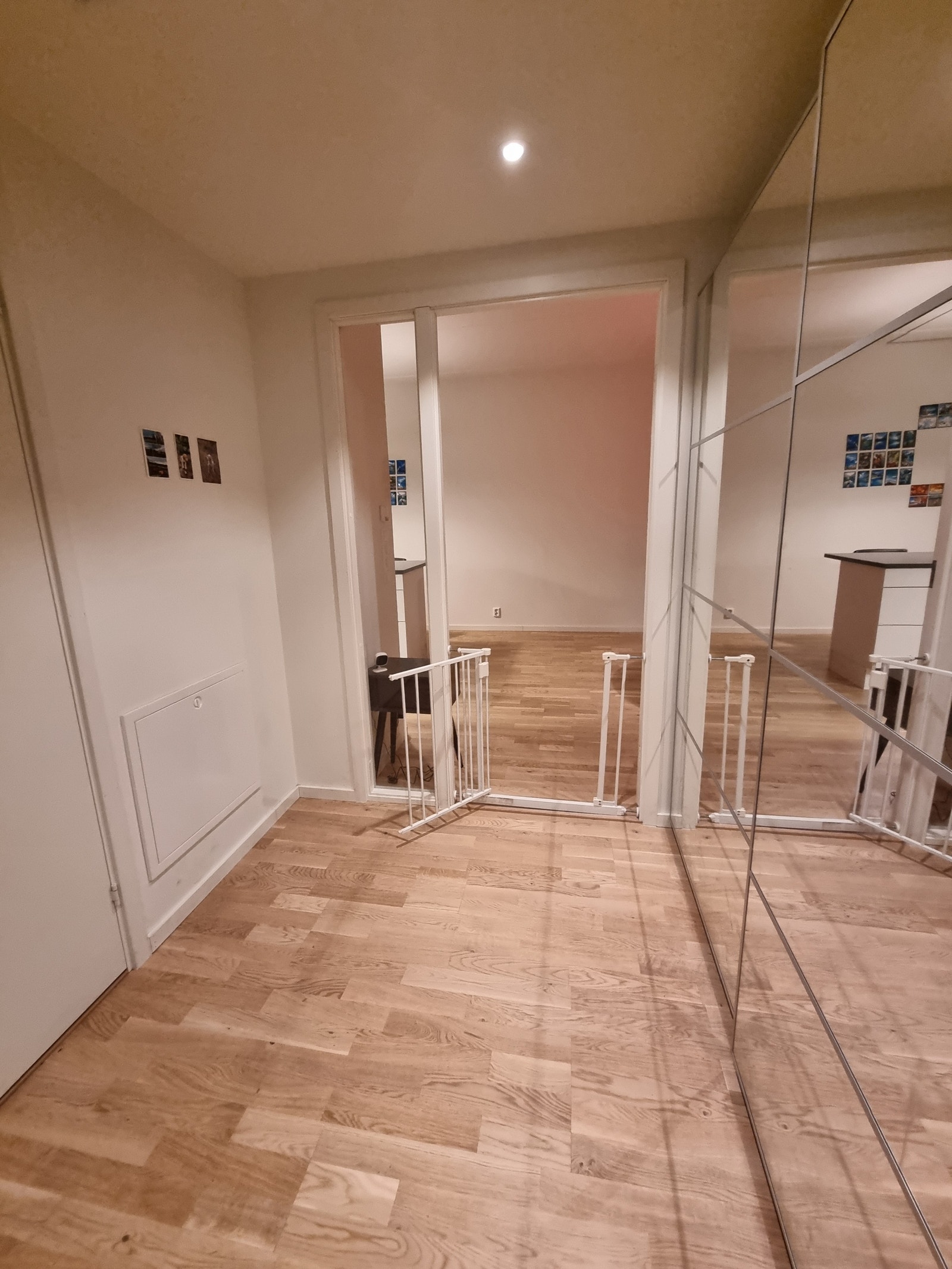 Lys gang med stort garderobeskap Galleribilde