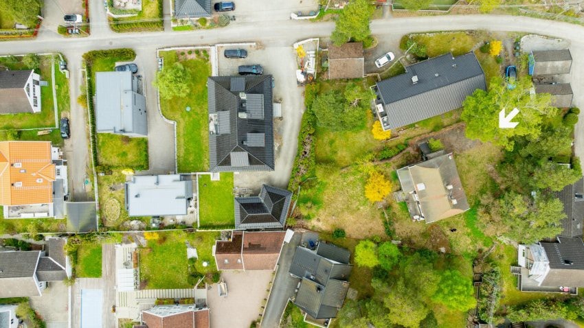 Boligen ligger vestvendt med meget gode solforhold, og noe utsikt over fjorden Galleribilde