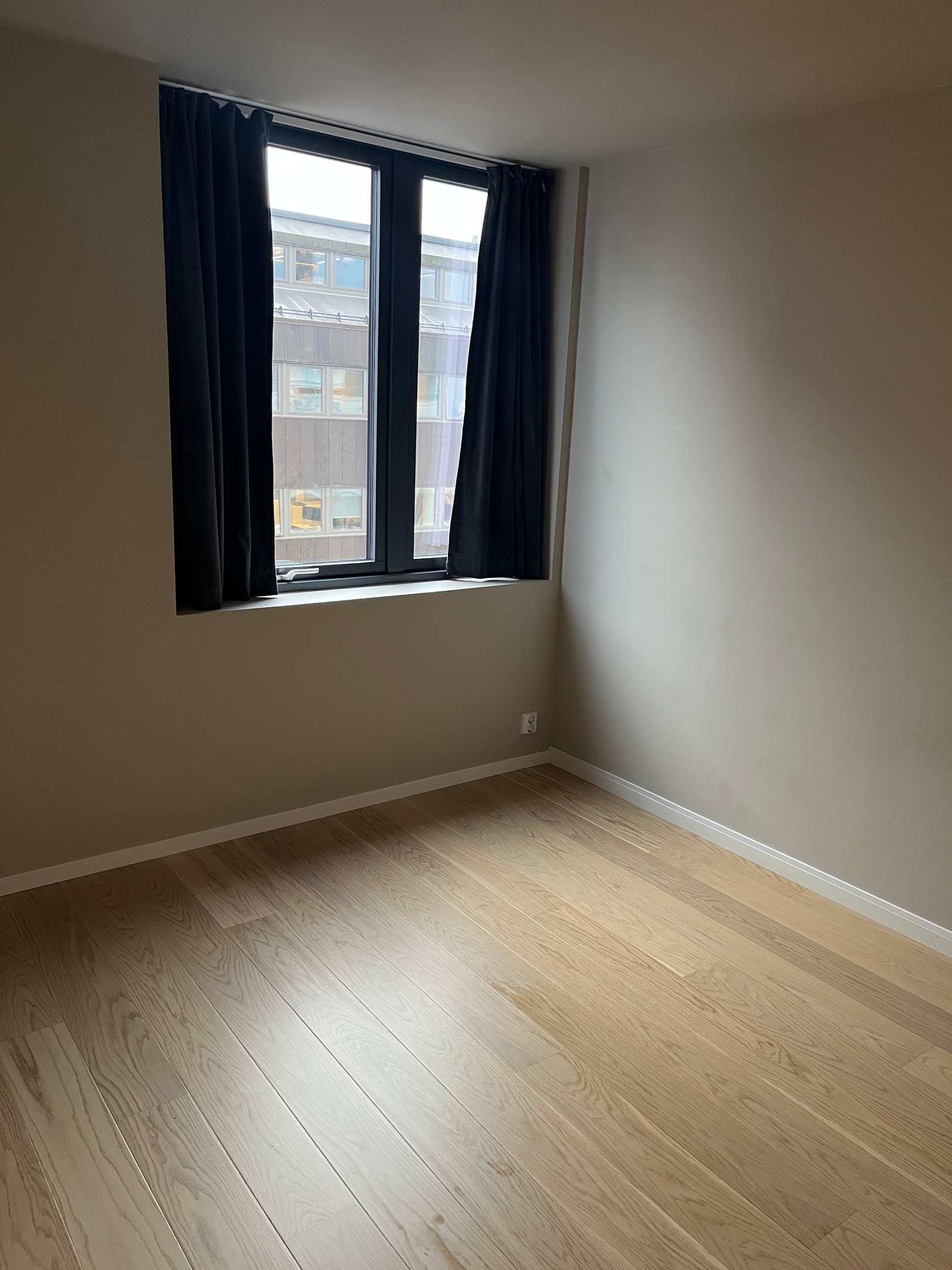 Soverommet har plass til ekstra seng eller skrivepult. Aircondition og vannbåren varme i gulvet fører til et balansert inneklima. Galleribilde