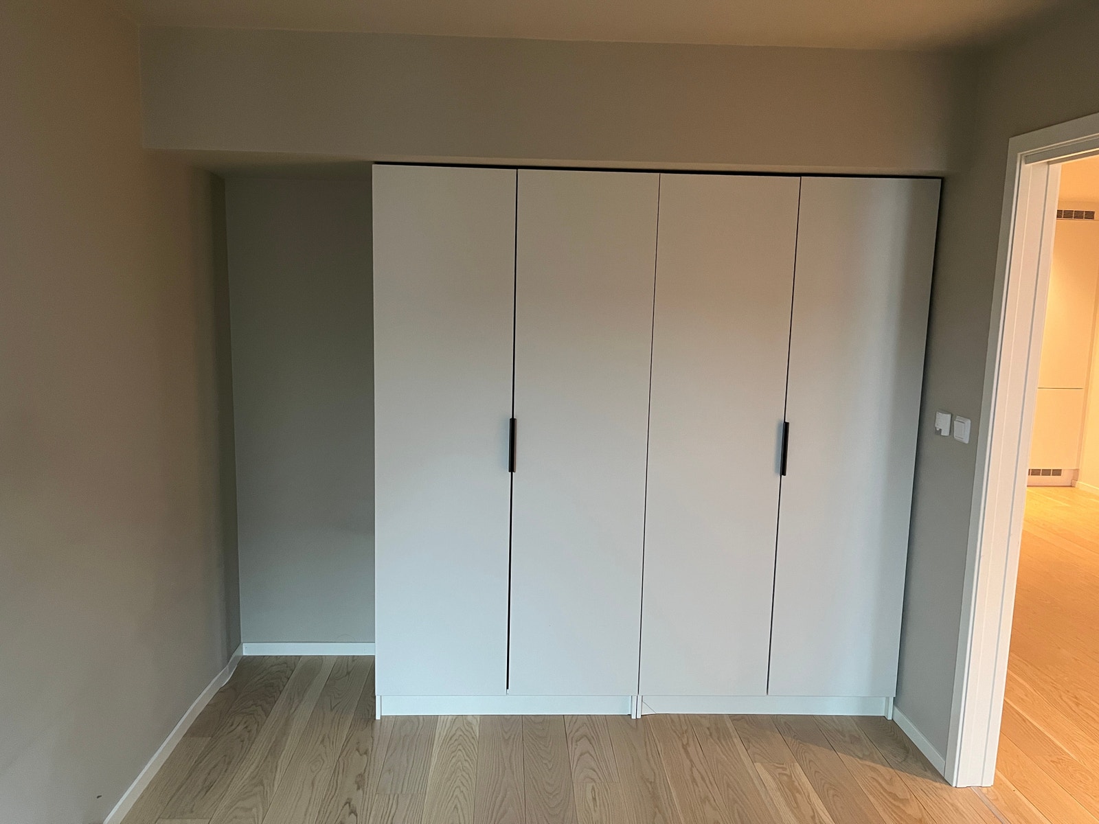 Soverommet kommer med garderobeskap, som kan flyttes slik man foretrekker å ha det. Galleribilde