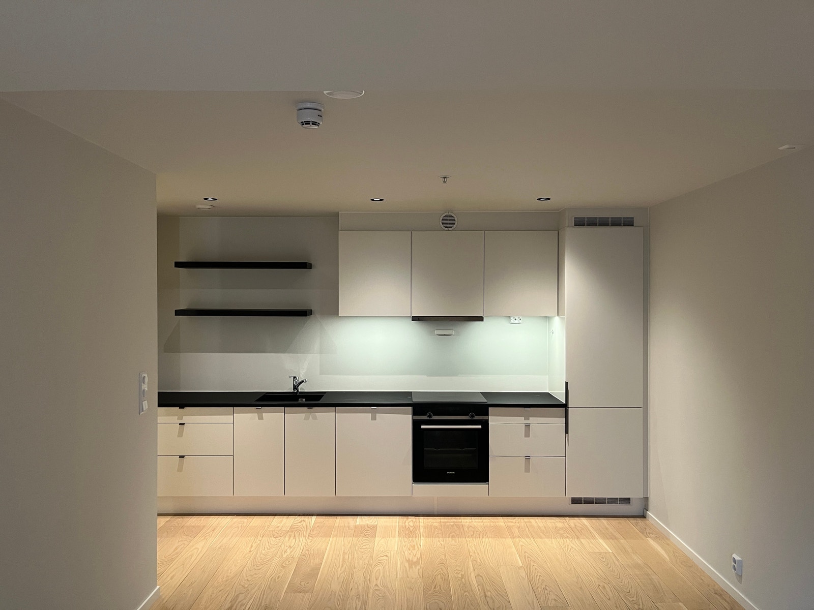 Kjøkkenet har god plass til innredning av møbler. Stikkontakt til høyre i taket kan brukes dersom man ønsker å installere taklampe. Galleribilde