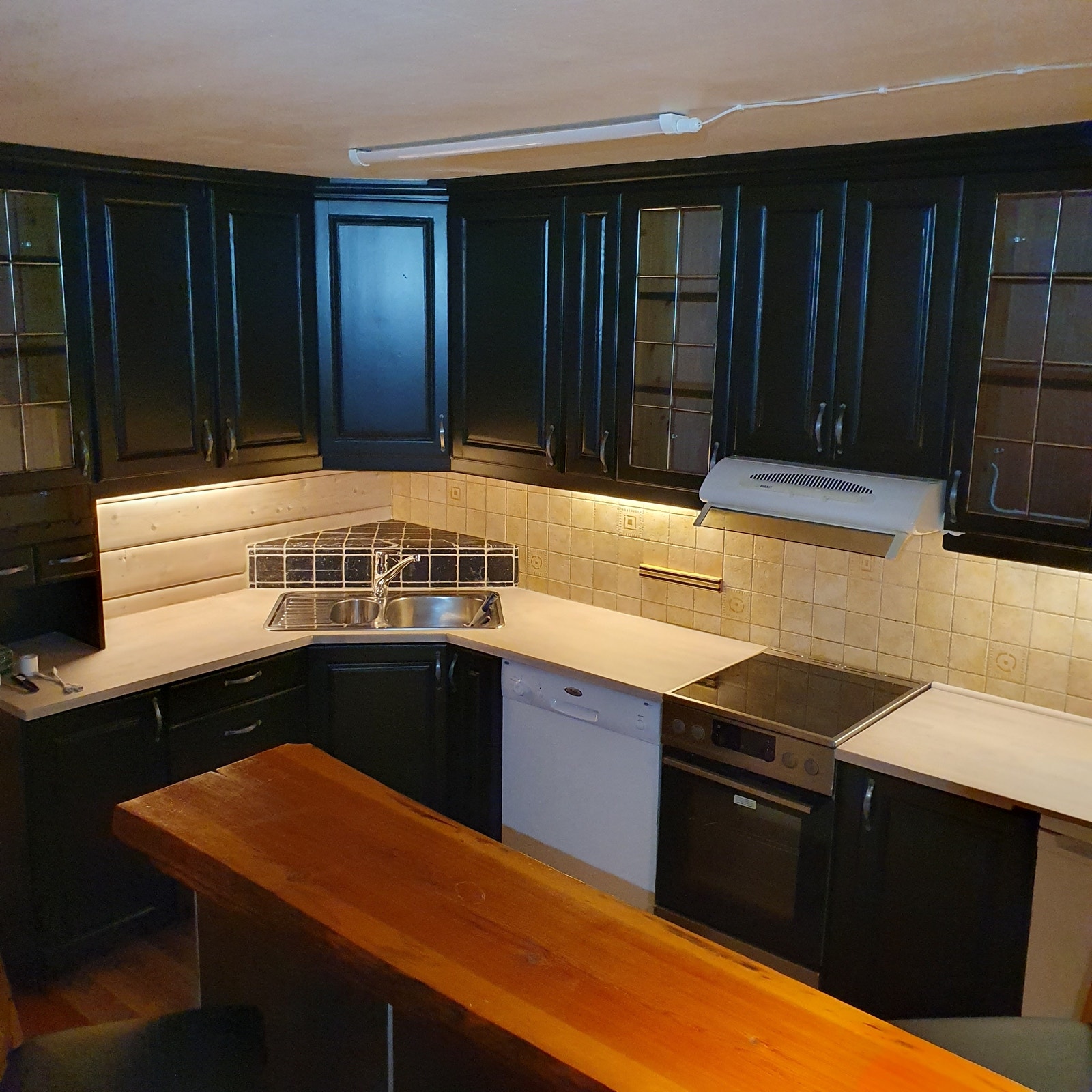 kjøkken med integrert hvitevarer Galleribilde