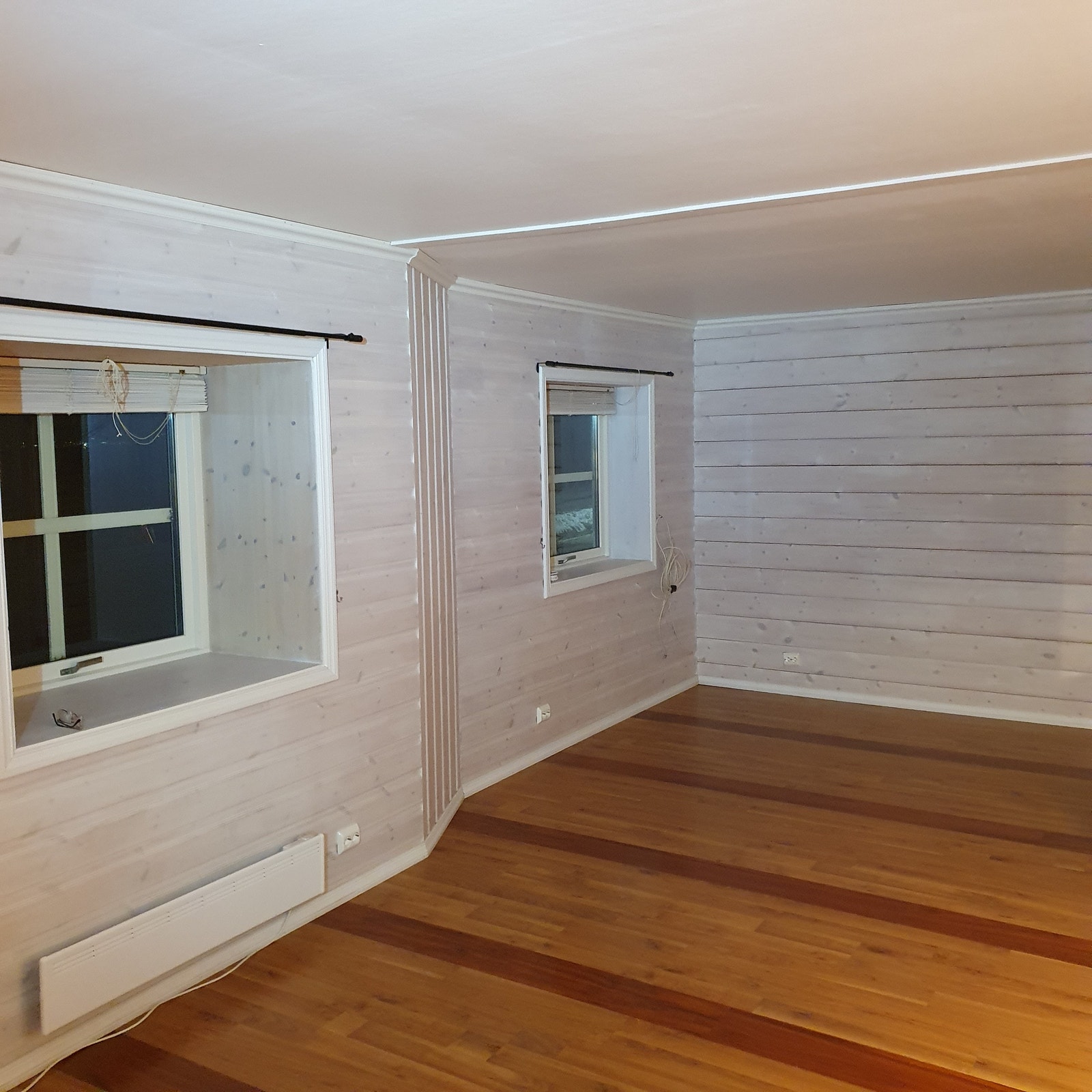 Stue med vindu og utsikt over fjorden Galleribilde