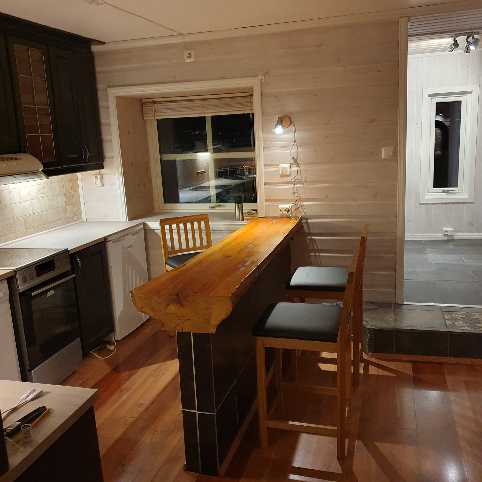 kjøkken med kjøkkenøy/barløsning Galleribilde