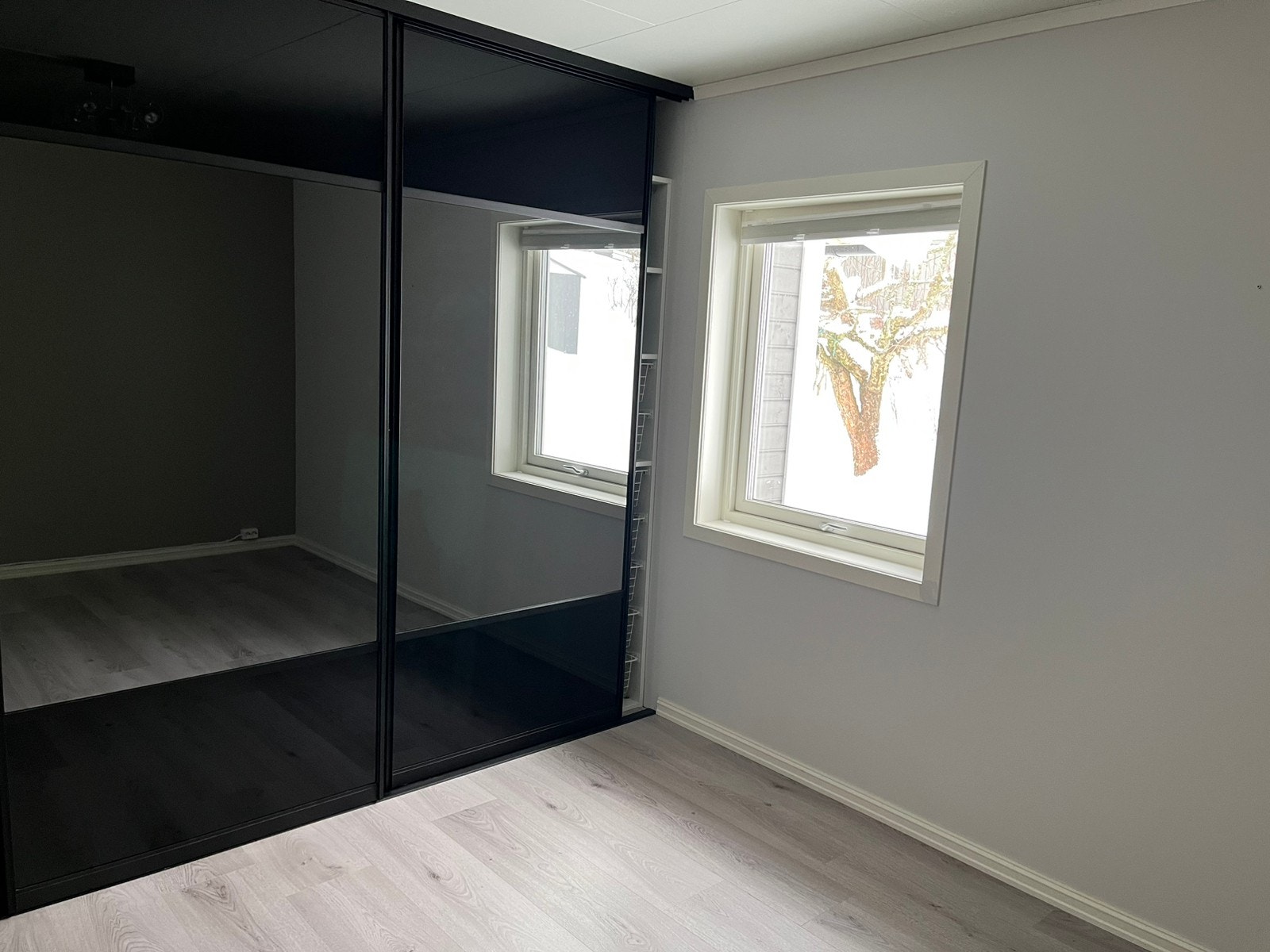 Soverom med stort garderobeskap med speil skyvedører Galleribilde